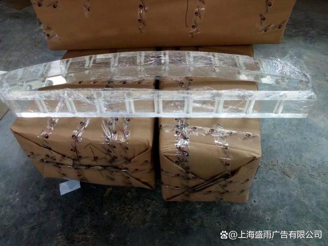 玻璃浮雕广告牌工厂探秘 光影艺术与工业制造的完美融合